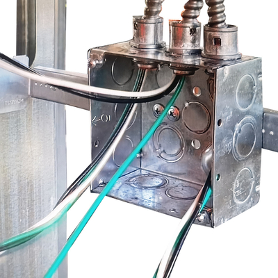 5x5 Stalowa skrzynka elektryczna Cewka zanurzeniowa o grubości 1,60 mm z uniwersalnymi wybijakami dostawca